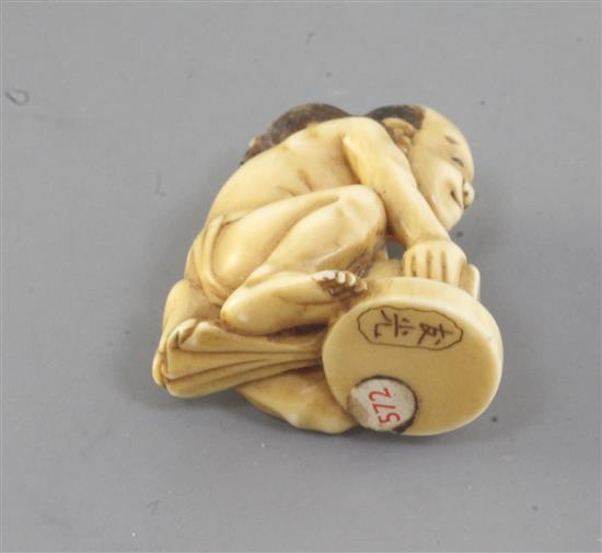 A Japanese ivory okimono of the disappointed ratcatcher, 19th century, signed Tomomitsu, 3.7cm high (no.572)